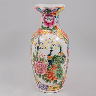 Jarrón. China. SXX. Elaborado en semi porcelana. Decorado con elementos vegetales, florales, orgánicos, aves y esmalte dorado.