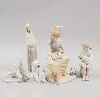 Lote de 5 figuras decorativas. España, SXX Elaborados en porcelana Nadal, Lladró, NAO,  Consta de: oso, niña con gatos, Otros.