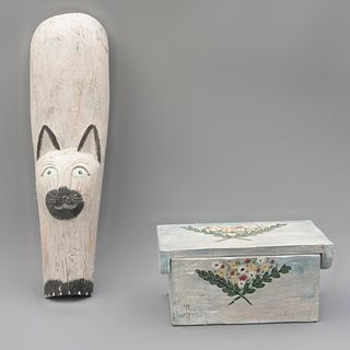 Lote de caja y figura decorativa de gato. México. SXX. Elaborados en madera policromada. Figura de gato para pared.