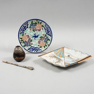 Lote de 3 piezas. Diferentes orígenes y diseños. SXX. Elaborados en cerámica y metal. Consta de: matera y 2 platos decorativos.