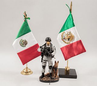 Lote mixto de 3 artículos. México, SXX. Elaborados en metal, tela y resina. Consta de 2 banderas y figura de binomio de la GN.