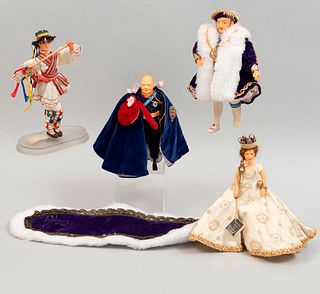 Lote de 4 muñecos. Diferentes orígenes y materiales. SXX. Consta de: Rey Enrique VIII, Reina Elizabeth II, Sir Winston Churchill, otro.