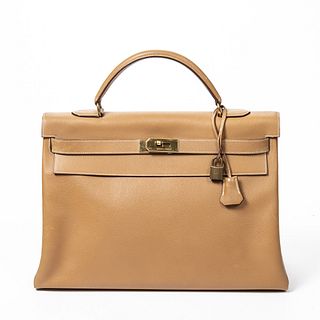 Hermes Kelly Retourne 40 Handbag, c. 1986, in natural Courchevel calf leather with gold hardware, opening to a brown leather interior with one zip clo