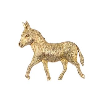 IVAN TARRATT - a 9ct gold donkey brooch. Designed as a donkey, with textured detail. Maker's marks f
