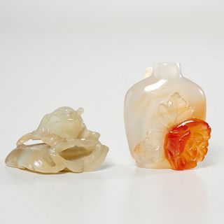 Chinese carved jade frog and agate snuff bottle