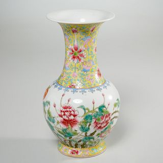 Nice Chinese famille rose porcelain vase