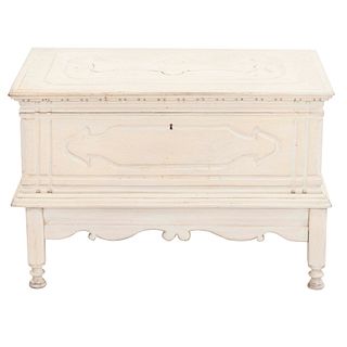 Baúl. S XX. Elaborado en madera color blanco. Con base y cubierta rectangular abatible. 56 x 90 x 50 cm
