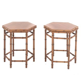 Par de mesas auxiliares. SXX Elaboradas en madera. Con soportes tipo bambú, cubierta y chambrana hexagonal.