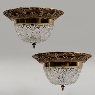 Par de lámparas de techo. S XX. Elaboradas en metal dorado y pantalla de vidrio. Diseño circular. Decoradas con elementos facetados.