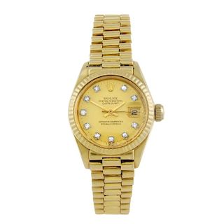 ROLEX - a lady's Oyster Perpetual Datejust bracelet watch. Circa 1982. 18ct yellow gold case with fl