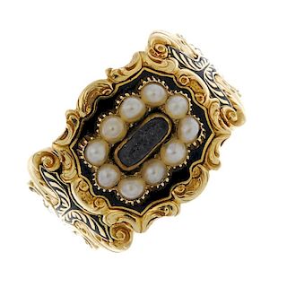 A George IV 18ct gold memorial ring. The central domed glass panel surrounded by seed pearls to the