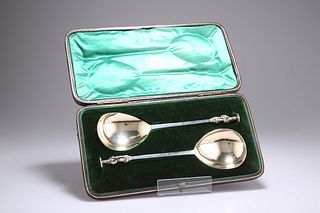 A PAIR OF EDWARDIAN SILVER APOSTLE SPOONS, by Goldsmiths & 