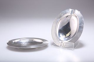 A PAIR OF GEORGE V SILVER ASHTRAYS, by Goldsmiths & Silvers