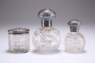 A LATE VICTORIAN SILVER-TOPPED CUT-GLASS SCENT BOTTLE, Ches