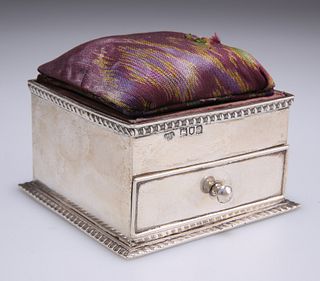 AN EDWARDIAN SILVER PIN-CUSHION BOX, by Goldsmiths & Silver