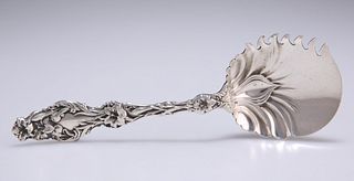 AN AMERICAN STERLING SILVER LILY PATTERN CUCUMBER SERVER, b