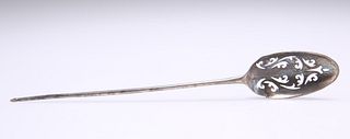 AN 18TH CENTURY SILVER MOTE SPOON, of typical form with scr