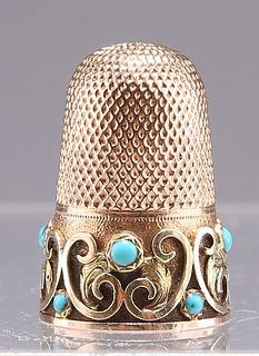 AN EDWARDIAN GOLD AND TURQUOISE THIMBLE, unmarked, with app