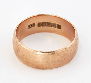 A 9CT GOLD BAND RING, hallmarked Birmingham 1937, ring size