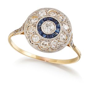 AN EARLY 20TH CENTURY SAPPHIRE AND DIAMOND CLUSTER RING, an