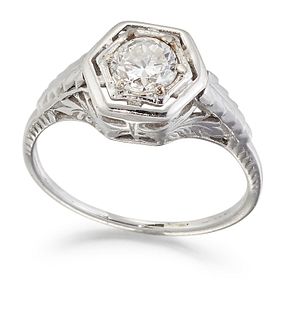 AN EARLY 20TH CENTURY SOLITAIRE DIAMOND RING, a round brill