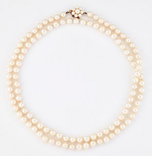 A CULTURED PEARL NECKLACE, a single row of uniform cultured