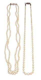 A CULTURED PEARL NECKLACE, a single strand of graduated cul