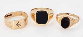 THREE 9CT GOLD RINGS, including AN ONYX SIGNET RING, ring s
