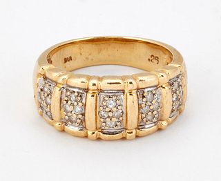 A 14CT GOLD DIAMOND RING, groups of pavé-set diamonds betwe