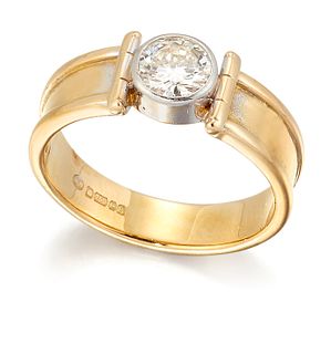 AN 18CT GOLD SOLITAIRE DIAMOND RING, a round brilliant-cut 