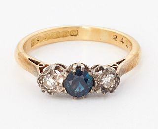 AN 18CT GOLD SAPPHIRE AND DIAMOND THREE STONE RING, a round