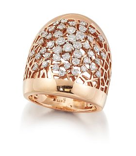 AN 18CT GOLD DIAMOND DRESS RING, the broad tapering shank w