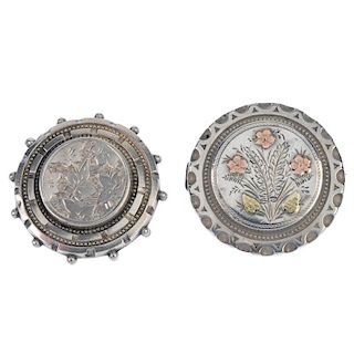 A selection of late 19th to early 20th century silver brooches. To include an early 20th century sil