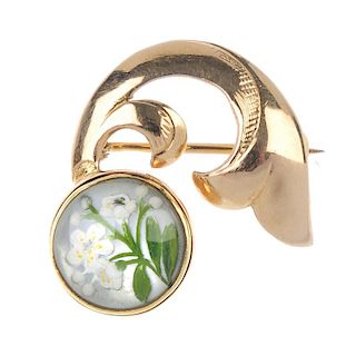 An early 20th century gold mother-of-pearl reverse carved intaglio brooch. Depicting white flowers,