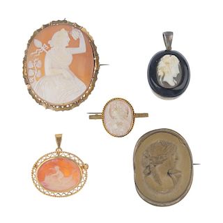 Five items of cameo jewellery. To include an oval shell cameo brooch carved to depict a female figur