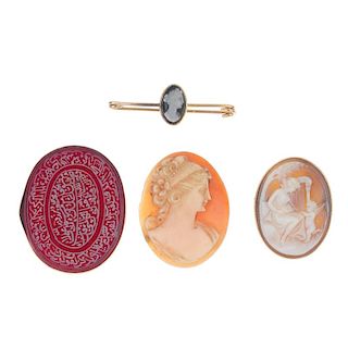 A selection of jewellery. To include an oval shell cameo brooch, depicting a lady with cupid and a h
