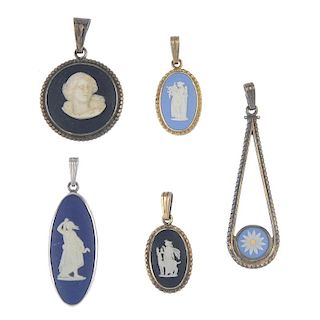 WEDGWOOD - a selection of jewellery. To include two loose Wedgwood cameos, together with a black ova