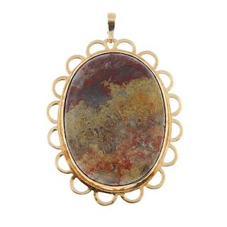 A 9ct gold agate pendant. The oval agate cabochon, within a scalloped border. Hallmarks for London,