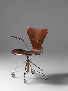 Arne Jacobsen
(Danish, 1902-1971)
Sevener Desk Armchair, model 3217