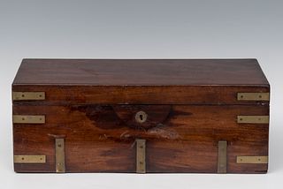 Boat desk type trunk; France, XIX century.
Camphor wood, brass and bronze.