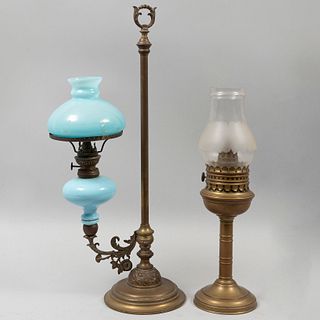 Lote de 2 lámparas de mesa. Francia, sXX. Elaboradas en latón y vidrio. Una marca Kosmos. Decoradas con elementos florales y orgánicos