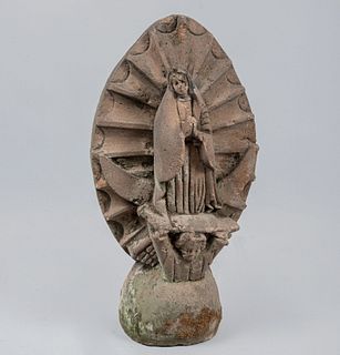 Virgen de Guadalupe. México, SXX. Talla en cantera. 55 cm de altura.