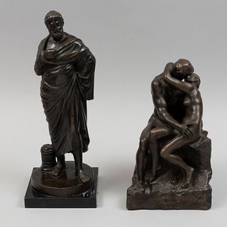 Reproducción de El beso de Rodin y personaje con toga. Francia y otro, SXX. Uno elaborado en resina y otro en bronce. Piezas: 2