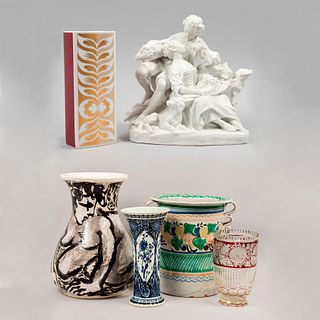 Lote de 5 floreros y escultura de escena galante. Francia, Alemania y otros orígenes, SXX. Elaborados en porcelana, cerámica y vidrio.