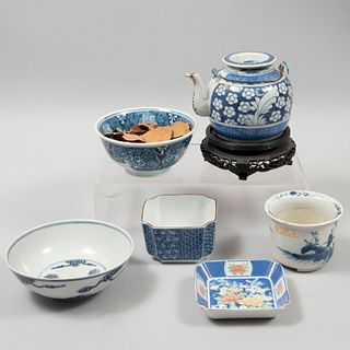 Lote de artículos de mesa y decorativos. China y Japón, SXX. Elaborados en porcelana, una Takahashi, otras con sellos orientales. Pz: 6