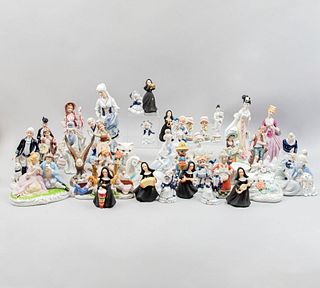 Lote de 45 figuras decorativas. Taiwán, China, Indonesia y otros orígenes, SXX. Elaboradas en porcelana y cerámica. Diferentes diseños.