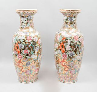 Par de jarrones. Origen oriental, SXX.  Elaborados en porcelana.  Decorado con motivos orientales , vegetales y esmalte dorado. 82 cm