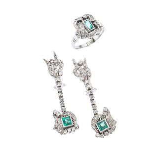 Anillo y par de aretes vintage con esmeraldas y diamantes en plata paladio. 3 esmeraldas corte cojín y rectangular.