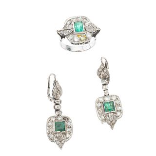 Anillo y par de aretes vintage con esmeraldas y diamantes en plata paladio. 3 esmeraldas corte cojín.