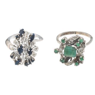 Dos anillos vintage con esmeraldas, zafiros y diamantes en  plata paladio.7 esmeraldas corte cojín y redondo.